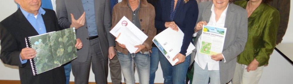 Die Vertreterinnen und Vertreter der Bürgerinitiativen bei der Übergabe an Verbandsdirektor Gerd Hager.