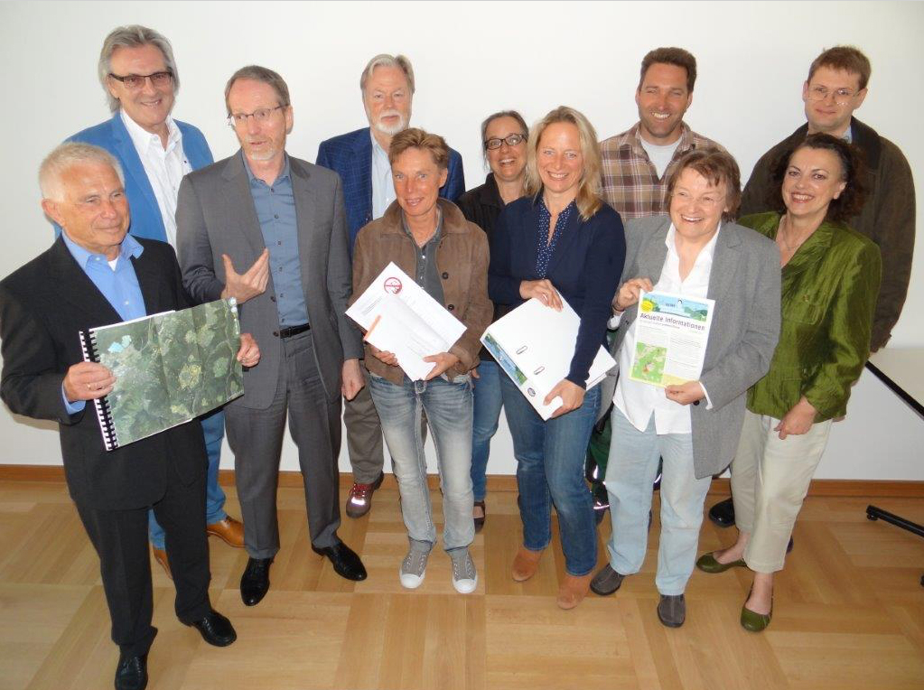 Die Vertreterinnen und Vertreter der Bürgerinitiativen bei der Übergabe an Verbandsdirektor Gerd Hager.