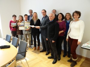 Die Vertreterinnen und Vertreter der Bürgerinitiativen bei der Übergabe der Unterschriften und Einwendungen an Regionalverbandsdirektor Dr. Hager.