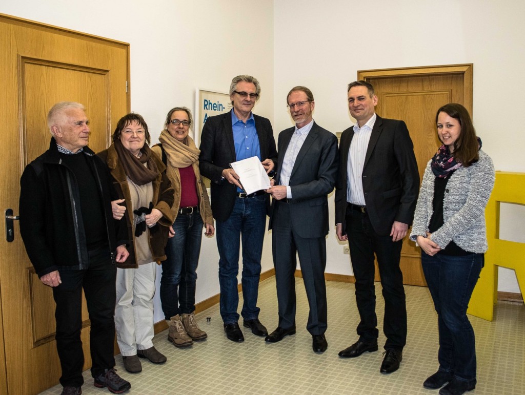 Vertreter der Bürgerinitiativen von Freiolsheim, Malsch, Völkersbach, Sulzbach und Waldprechtsweier mit Verbandsdirektor Dr. Hager bei der Übergabe des Gutachtens